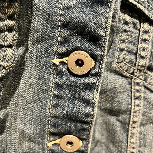 Torrid first at fit ladies collarless collar denim jacket SZ 3  button Jean. - Picture 16 of 16